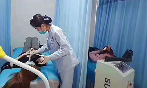 花季少女久经足癣折磨，千里锦旗更显父爱如山